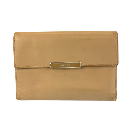21639
PRADA プラダ ベージュ シルバー金具 レザー 折財布 コンパクトウォレット レディース B6
