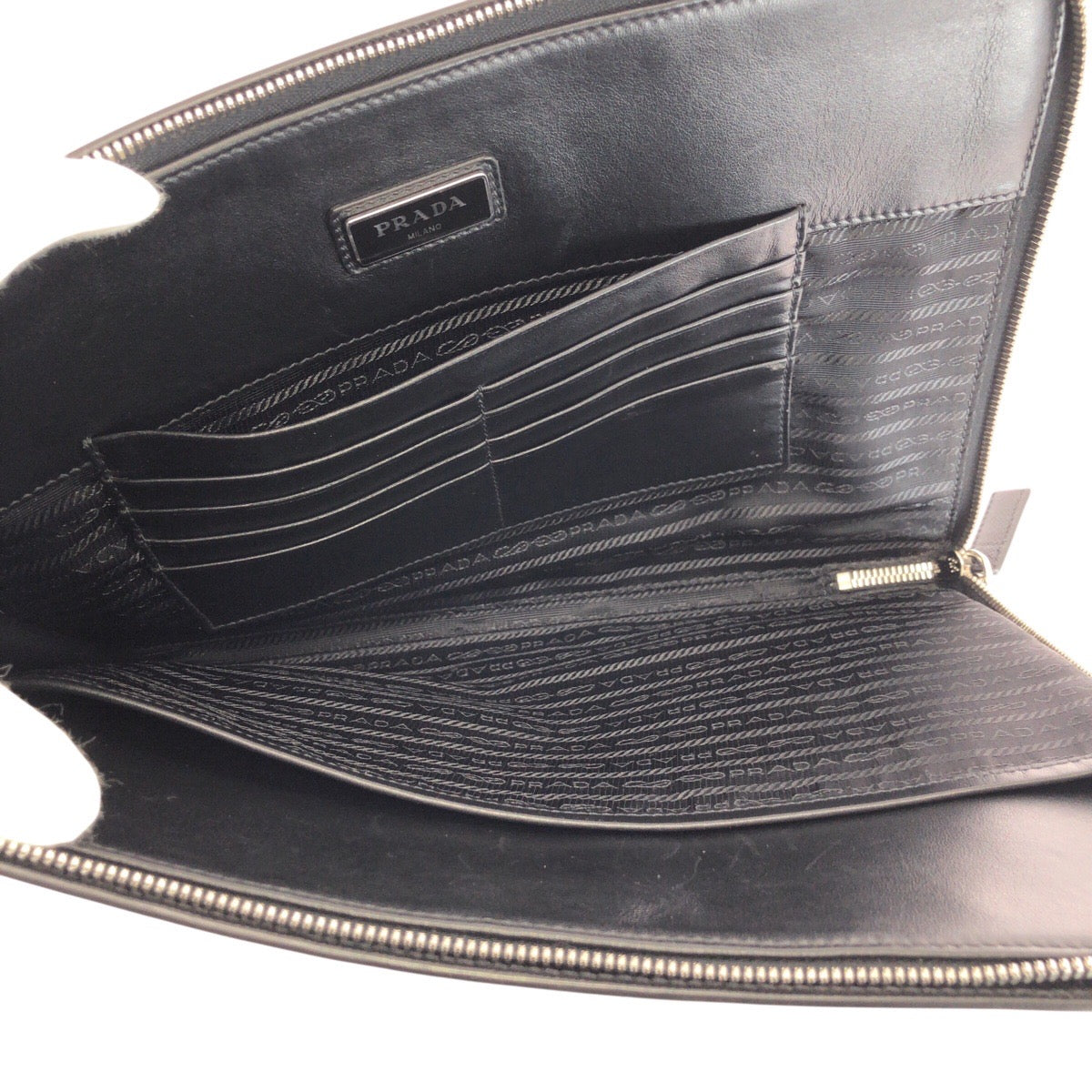 21647
PRADA プラダ サフィアーノ L字ファスナー ブラック グレー シルバー金具 レザー クラッチバッグ セカンドバッグ メンズ A50