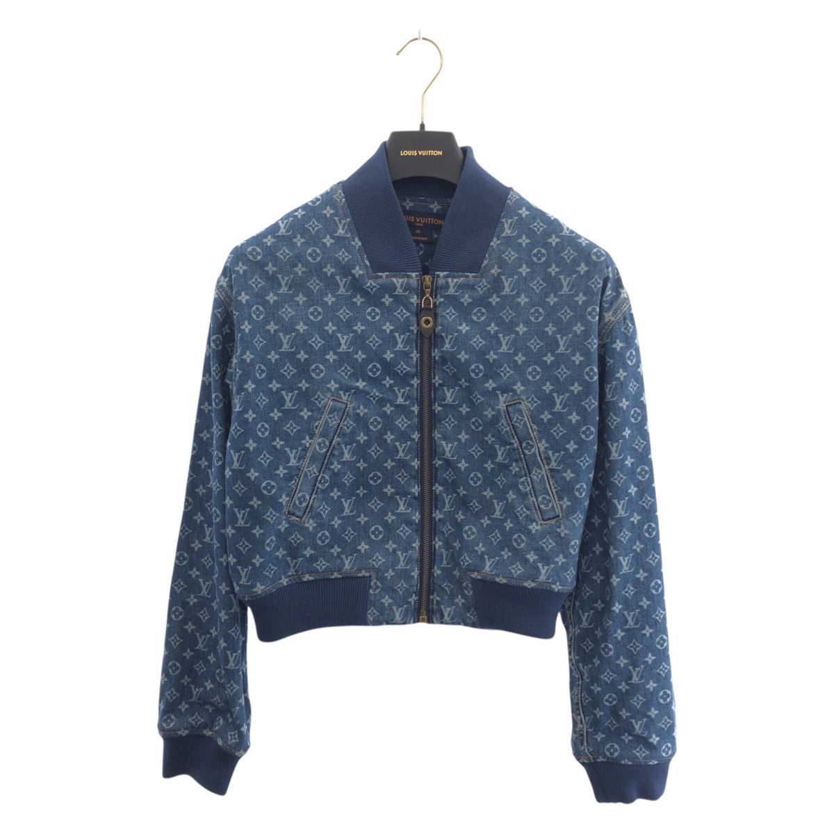 21908
LOUIS VUITTON ルイヴィトン 25SS クロップド モノグラム デニム ボンバージャケット サイズ40 定価475,200円 ブルー ゴールド金具 コットン 1AI174 デニムジャケット Gジャン アウター レディース SA330