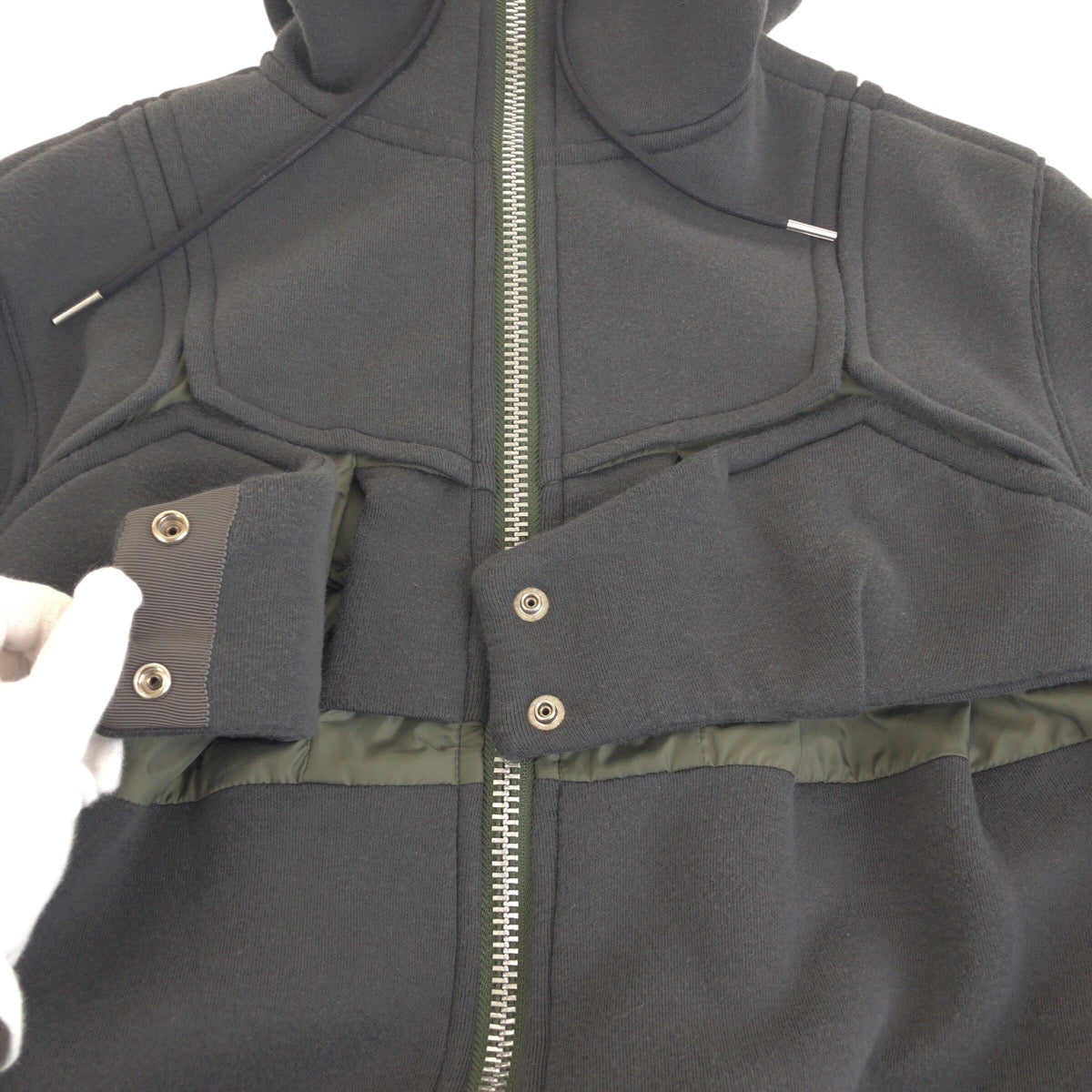 21916
Sacai サカイ スポンジ サイズ1 グレー シルバー金具 コットン / ポリエステル 22-06248 パーカー フーディ ジャケット アウター メンズ A30