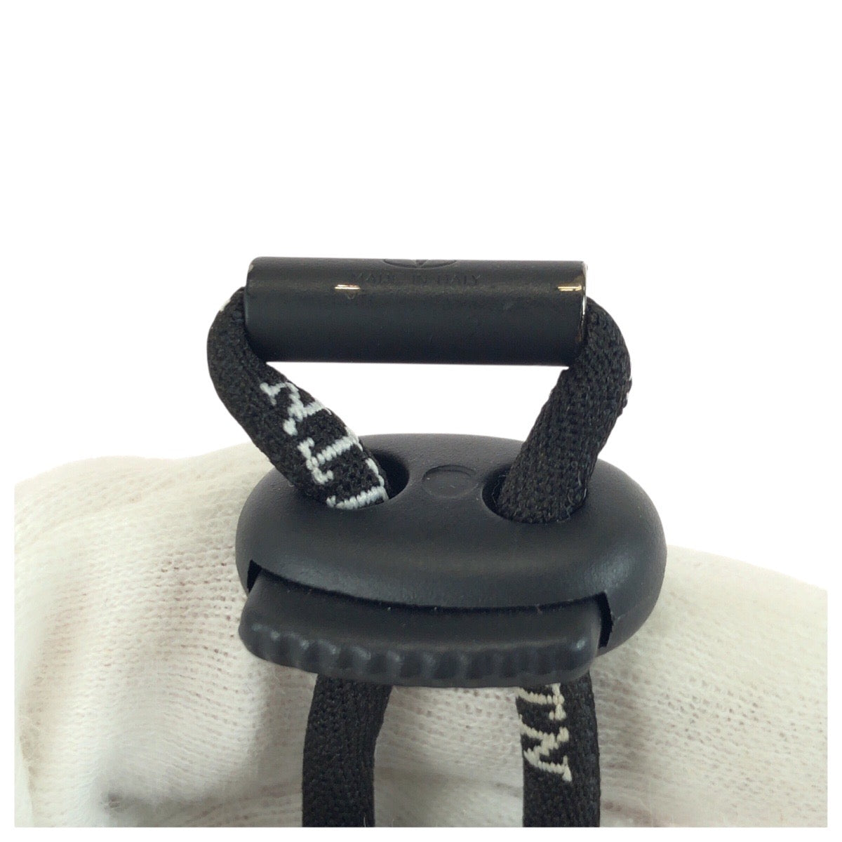 21946
Valentino Garavani ヴァレンティノ ガラヴァーニ VLTNロゴ ブラック ホワイト シルバー金具 レザー 折財布 ラウンドファスナー ネックウォレット メンズ SA