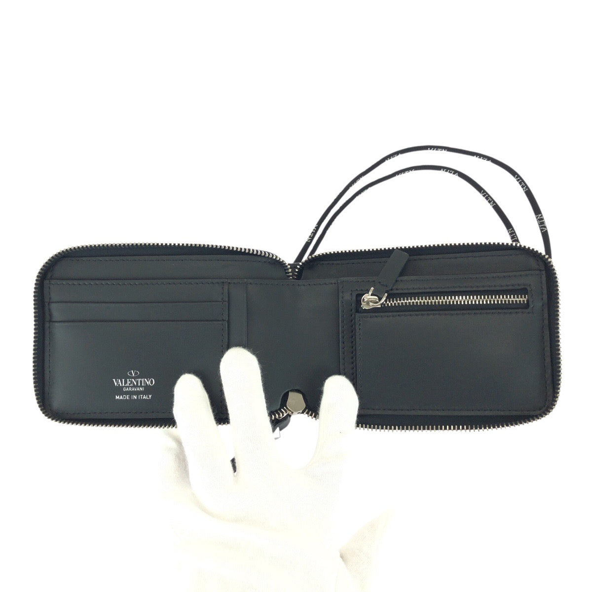 21946
Valentino Garavani ヴァレンティノ ガラヴァーニ VLTNロゴ ブラック ホワイト シルバー金具 レザー 折財布 ラウンドファスナー ネックウォレット メンズ SA