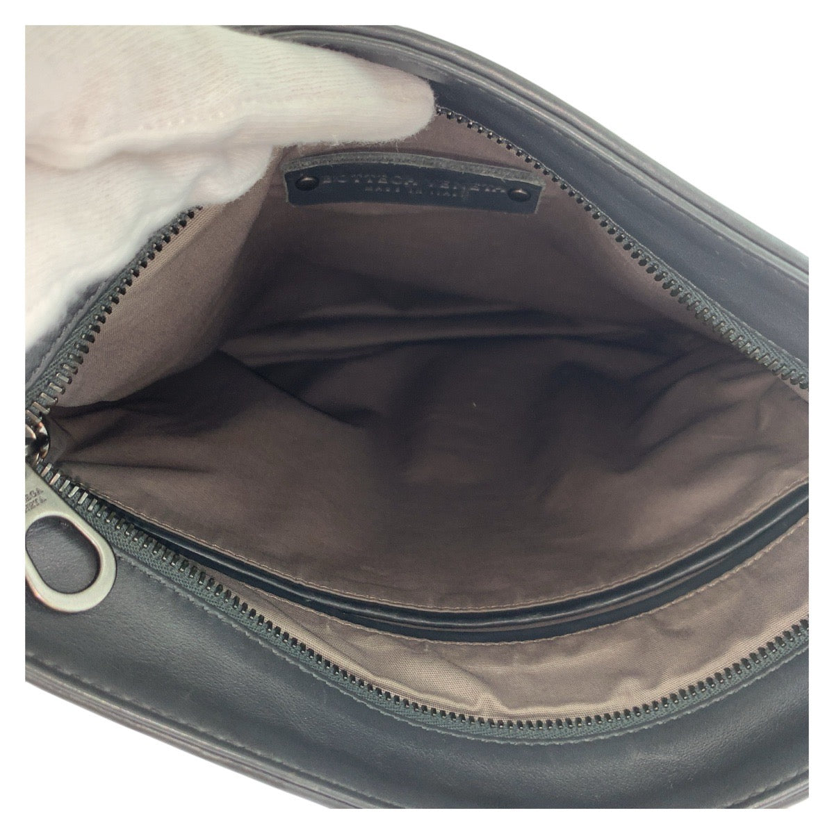 21956
BOTTEGAVENETA ボッテガヴェネタ イントレチャート チャコールグレー ガンメタ金具 レザー ショルダーバッグ ポシェット メンズ ABP80