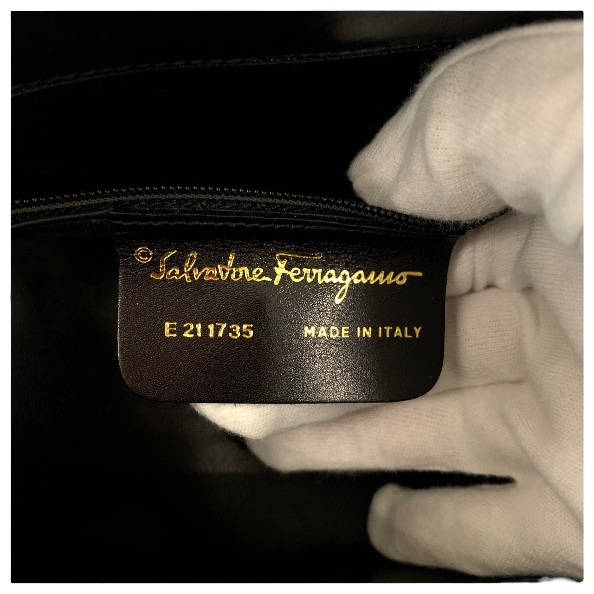 22048
Salvatore Ferragamo サルヴァトーレフェラガモ ブラック 黒 ゴールド金具 レザー ハンドバッグ レディース ABP35