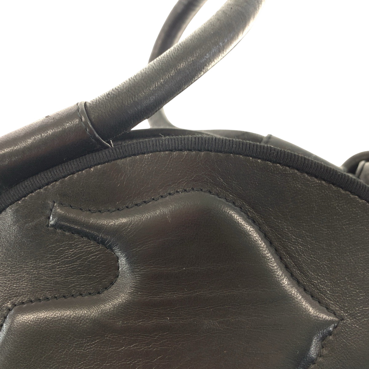 22048
Salvatore Ferragamo サルヴァトーレフェラガモ ブラック 黒 ゴールド金具 レザー ハンドバッグ レディース ABP35