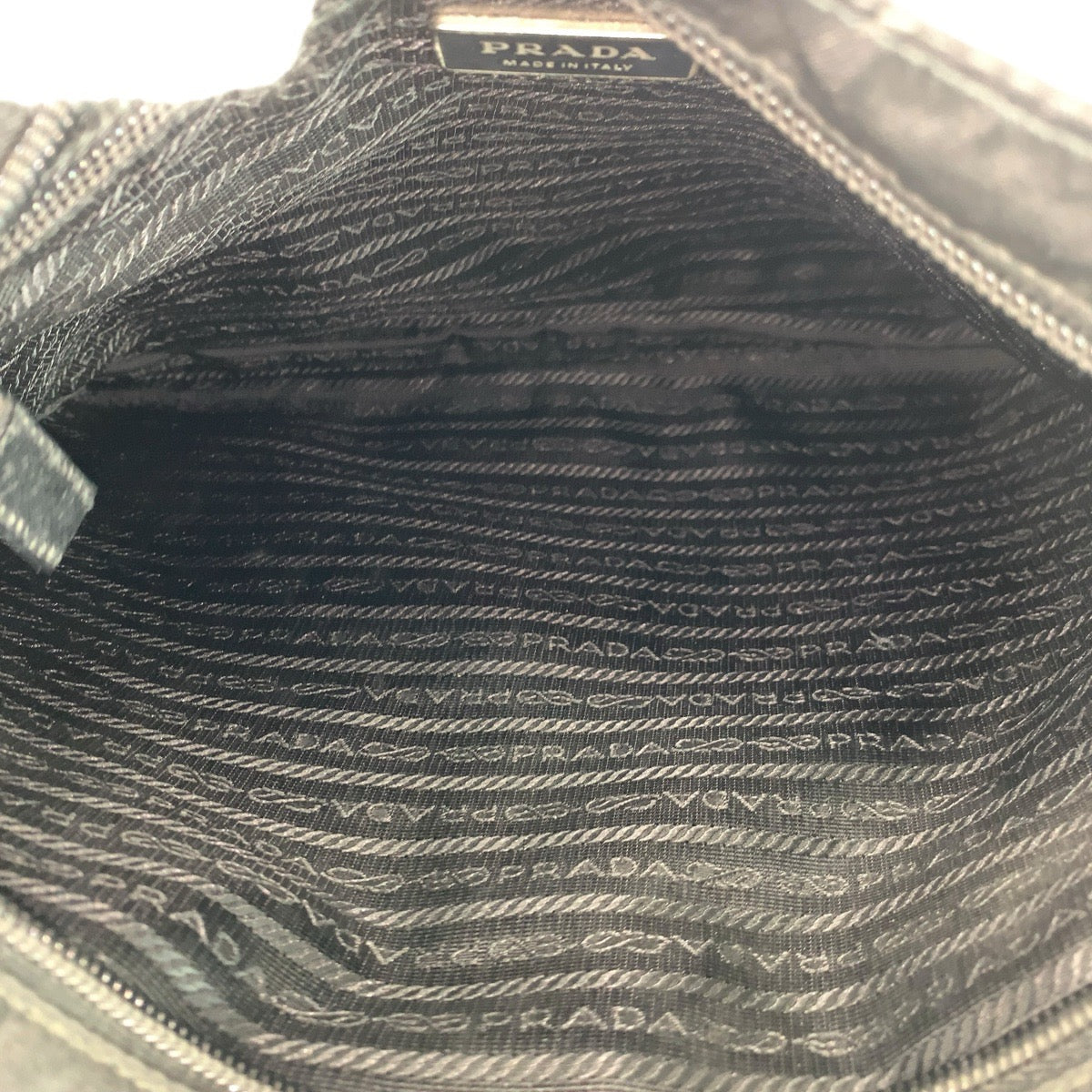 22165
PRADA プラダ テスート 三角ロゴプレート ブラック 黒 シルバー金具 ナイロン ショルダーバッグ メッセンジャーバッグ レディース ABP40