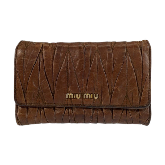 22167
MIUMIU ミュウミュウ マテラッセ ブラウン ゴールド金具 レザー 194 折財布 コンパクトウォレット レディース B3