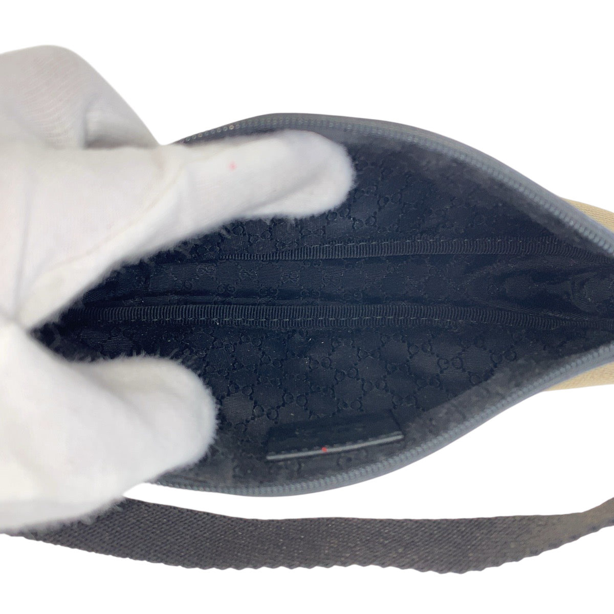 22210
GUCCI グッチ ブラック ベージュ シルバー金具 キャンバス / レザー 92820 ハンドバッグ アクセサリーポーチ レディース A35