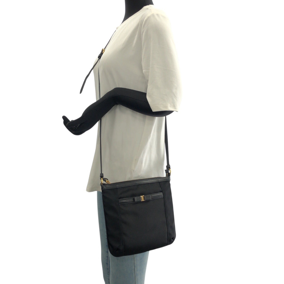 22396
Salvatore Ferragamo サルヴァトーレフェラガモ ヴァラ リボン ブラック 黒 ゴールド金具 ナイロン / レザー AU21 C170 ショルダーバッグ ポシェット レディース ABP14