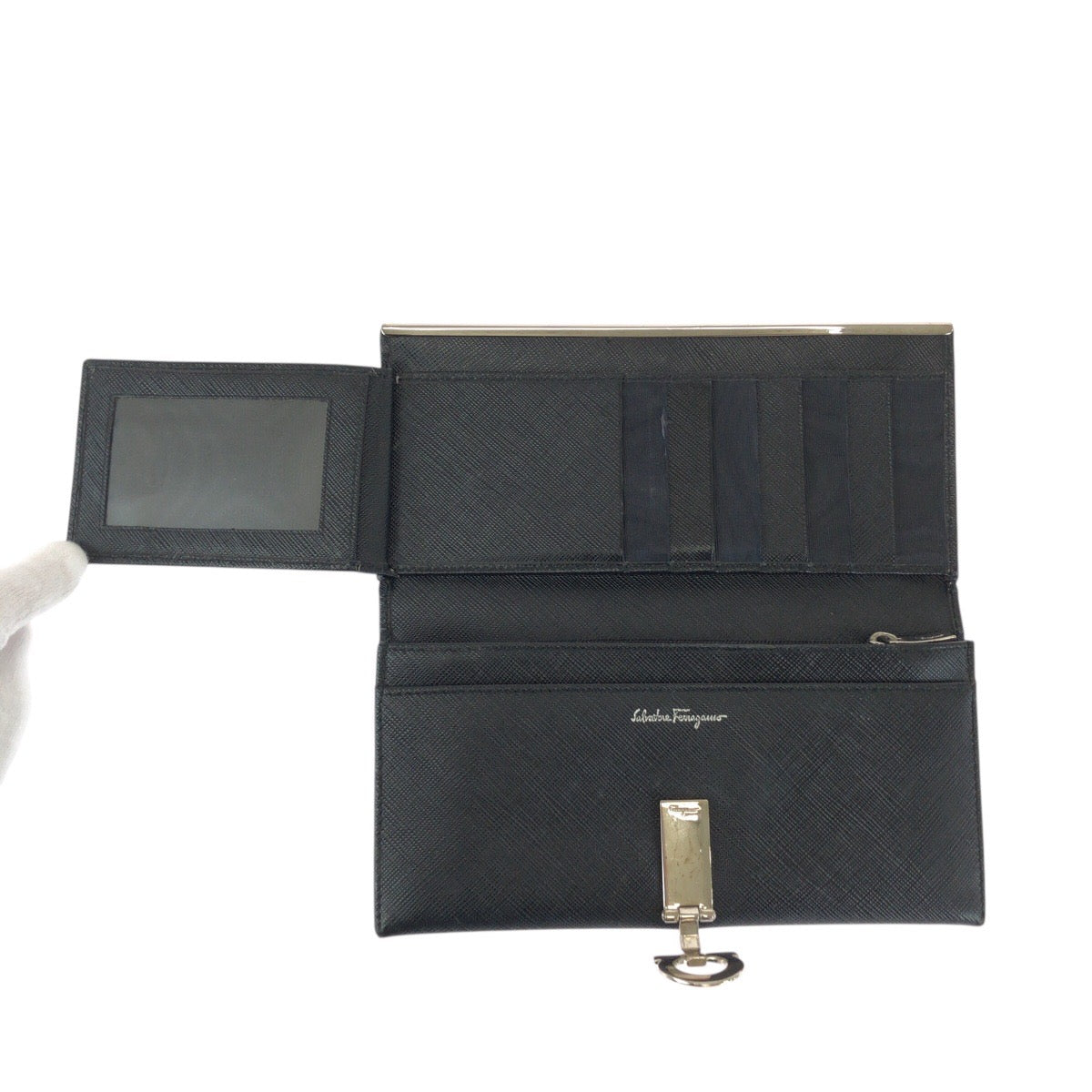 22469
Salvatore Ferragamo サルヴァトーレフェラガモ ガンチーニ ブラック 黒 シルバー金具 レザー 1K22-264433 長財布 ロングウォレット レディース AB5