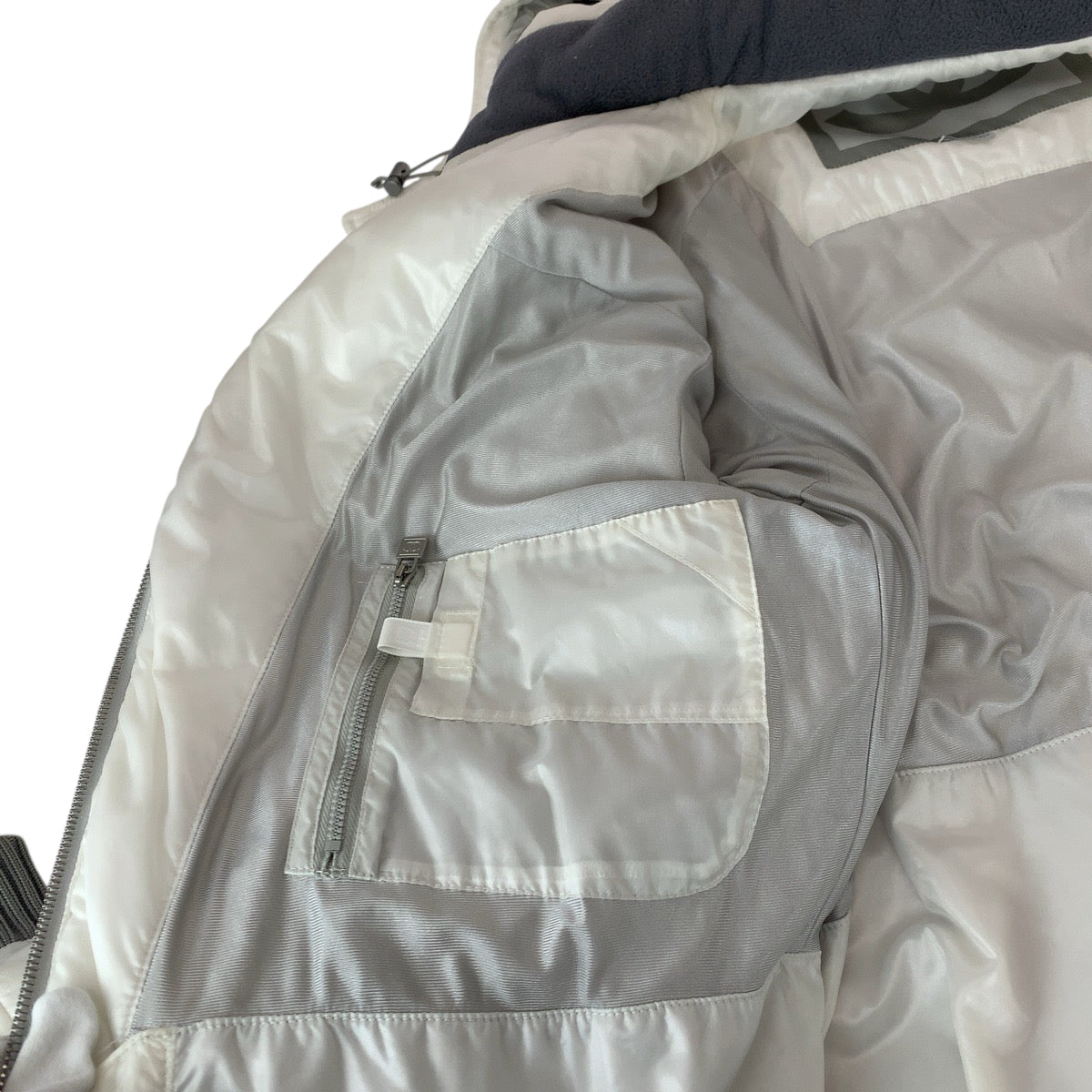 22580
CHANEL シャネル ココマーク サイズ44 ホワイト グレー シルバー金具 ナイロン P21850V13361 ダウンジャケット アウター ナイロンジャケット メンズ ABP100