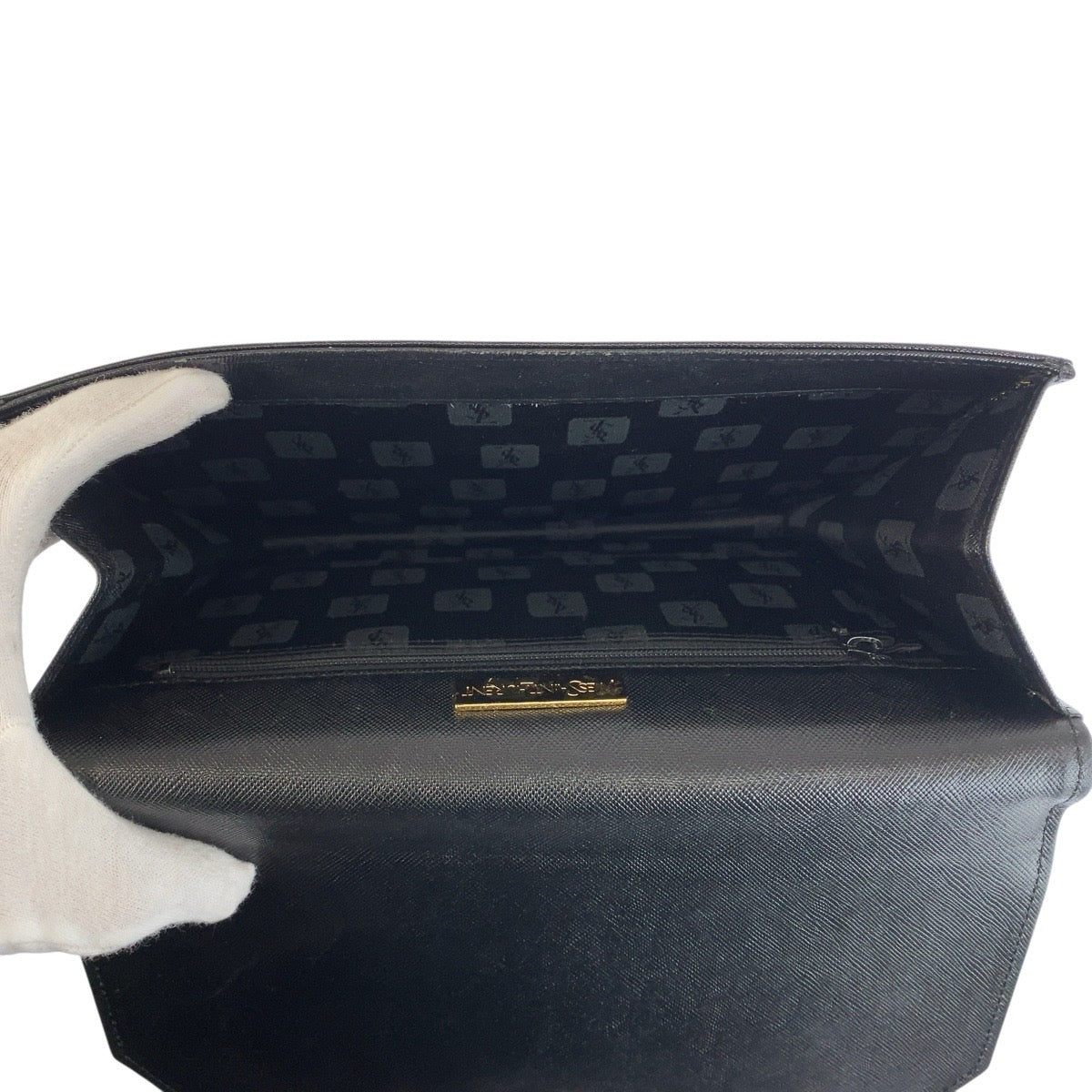 22594
YVES SAINT LAURENT イヴ サンローラン ヴィンテージ YSL ブラック 黒 ゴールド金具 レザー クラッチバッグ セカンドバッグ レディース ABP35