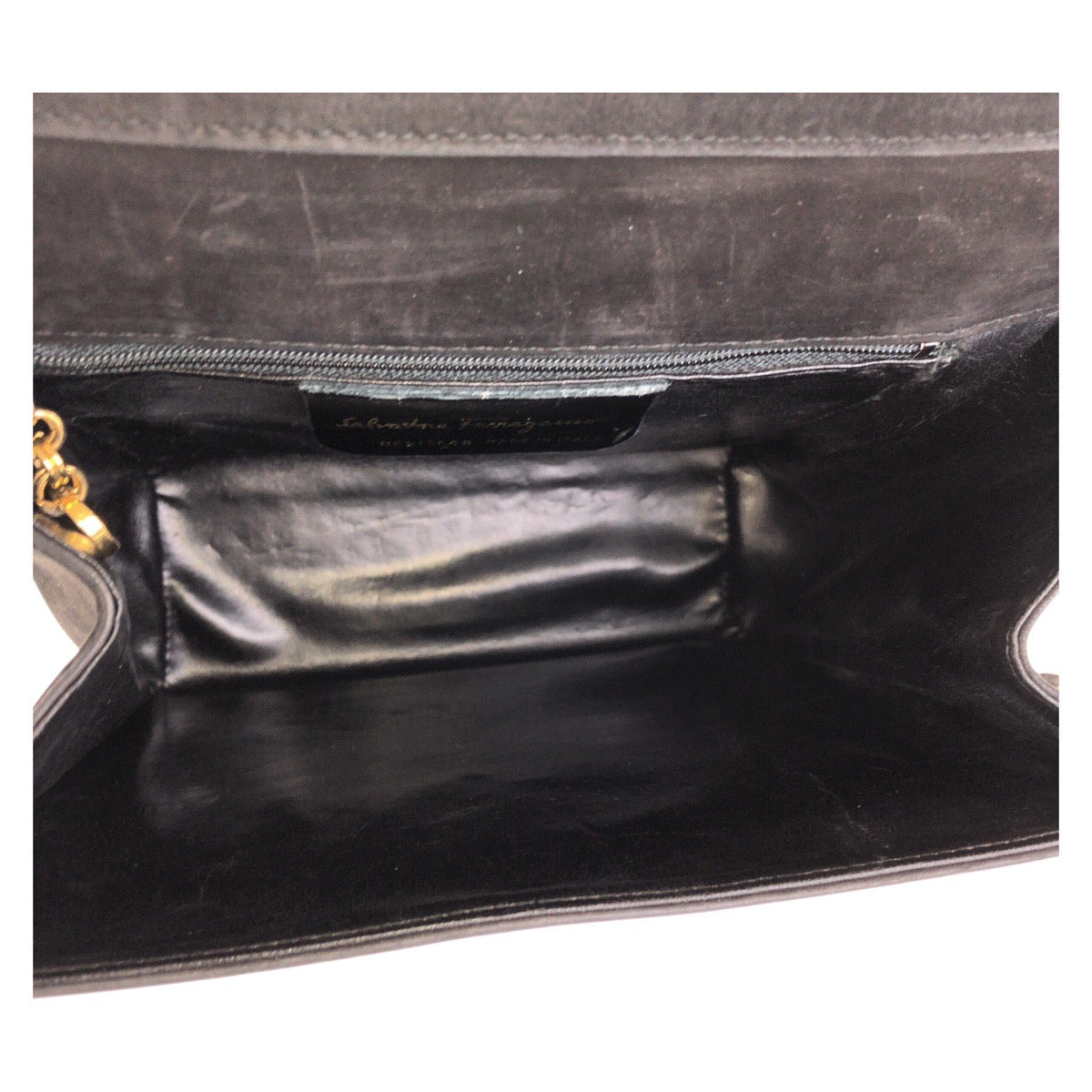 22690
Salvatore Ferragamo サルヴァトーレフェラガモ ガンチーニ 型押し ブラック 黒 ゴールド金具 スウェード BA213648 ショルダーバッグ ポシェット レディース AB15