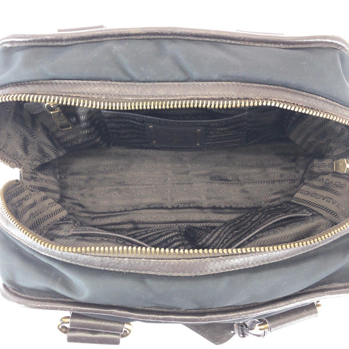22736
PRADA プラダ 三角ロゴプレート ブラック 黒 ゴールド金具 ナイロン / レザー ハンドバッグ ショルダーバッグ レディース ABP42