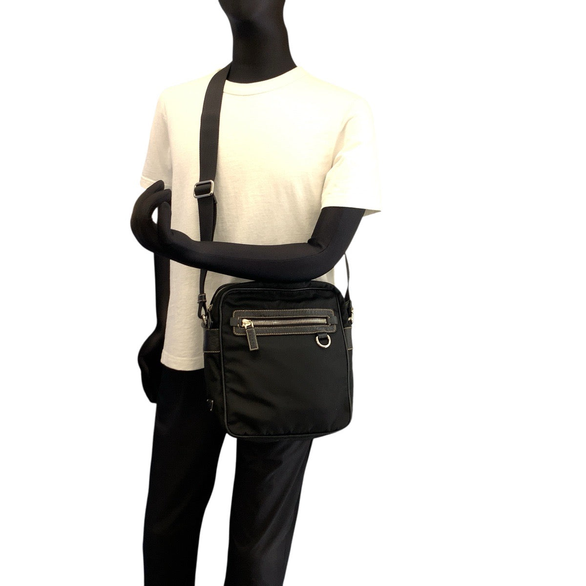 22749
PRADA プラダ テスート 三角ロゴプレート ブラック 黒 シルバー金具 ナイロン / レザー ショルダーバッグ メッセンジャーバッグ メンズ ABP42