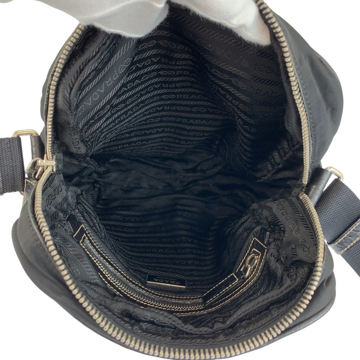 22749
PRADA プラダ テスート 三角ロゴプレート ブラック 黒 シルバー金具 ナイロン / レザー ショルダーバッグ メッセンジャーバッグ メンズ ABP42