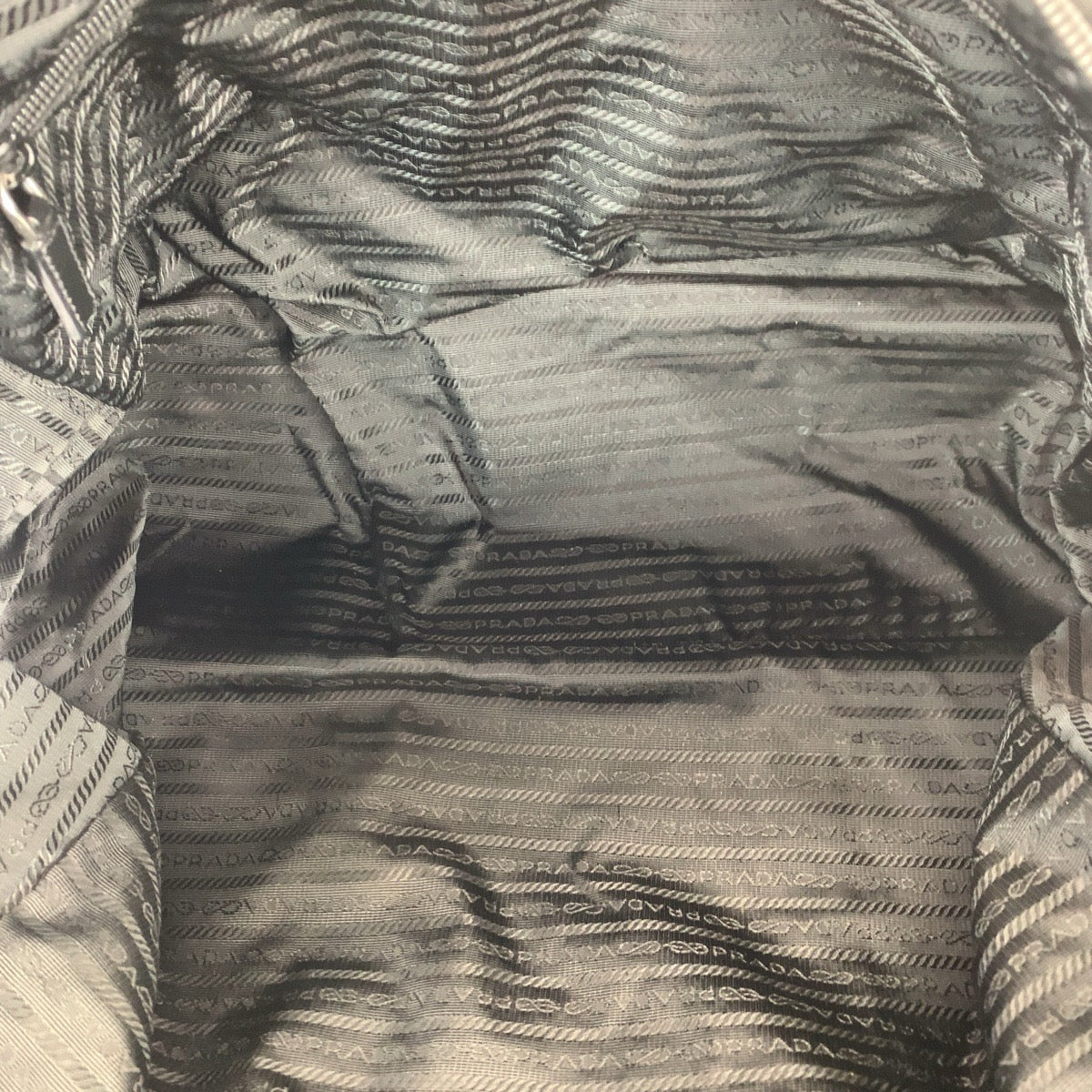 22778
PRADA プラダ テスート サフィアーノ 三角ロゴプレート ブラック 黒 シルバー金具 ナイロン / レザー ボストンバッグ トートバッグ メンズ ABP42