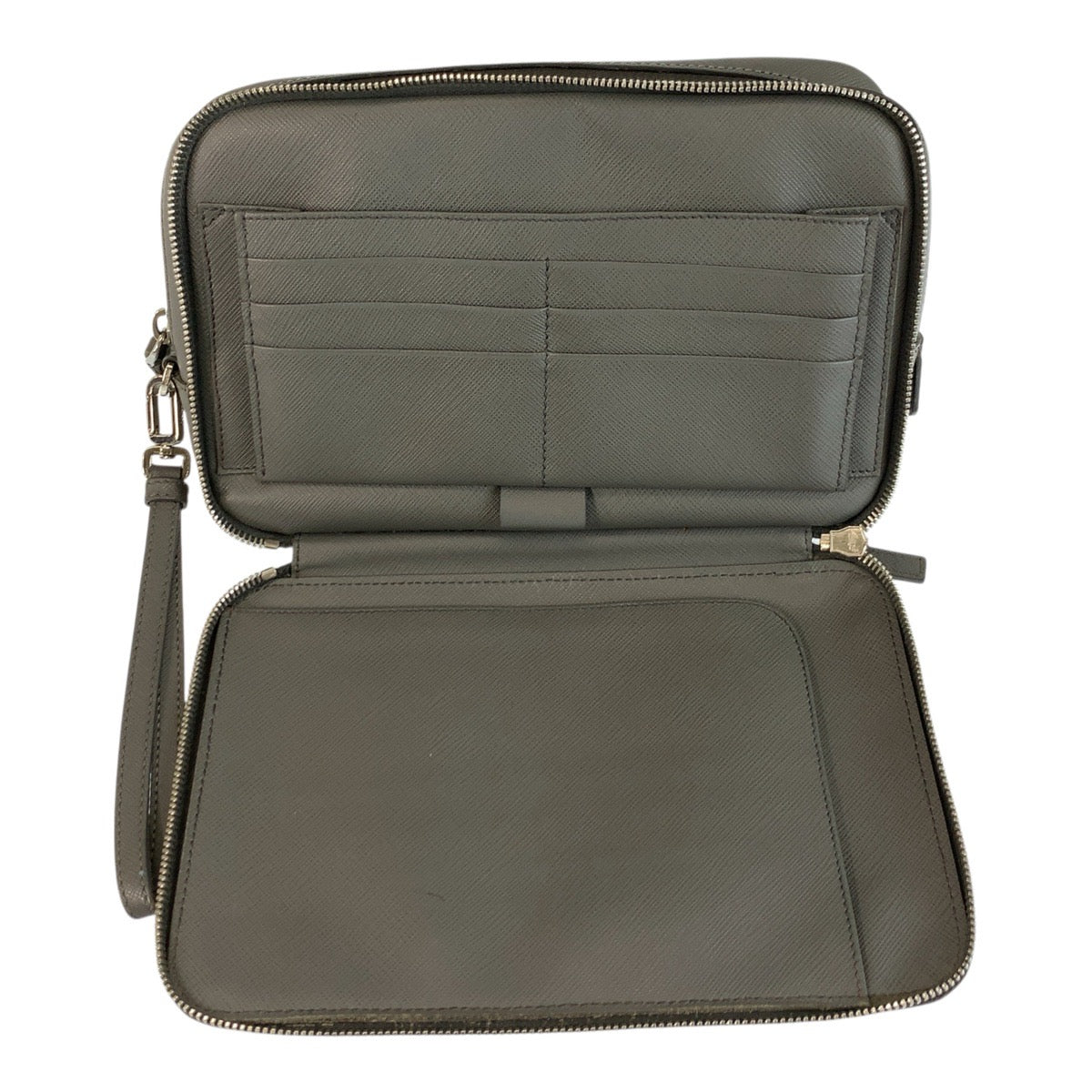 22780
PRADA プラダ サフィアーノ 三角ロゴプレート グレー シルバー金具 レザー クラッチバッグ セカンドバッグ メンズ AB28