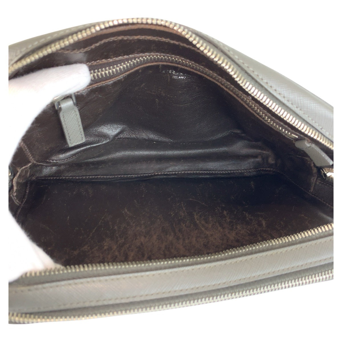 22780
PRADA プラダ サフィアーノ 三角ロゴプレート グレー シルバー金具 レザー クラッチバッグ セカンドバッグ メンズ AB28