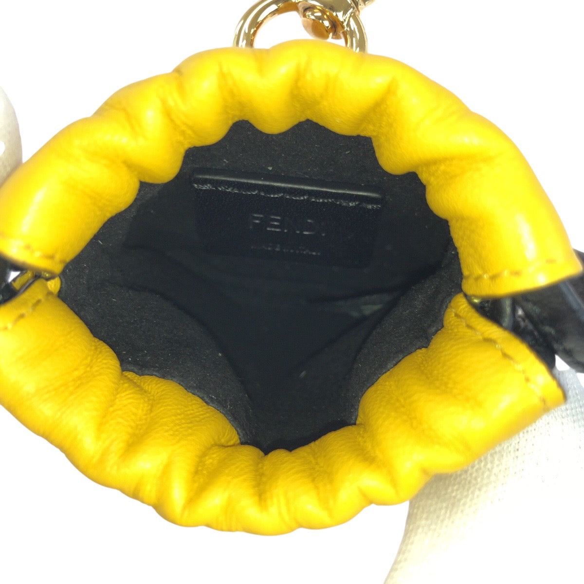 22797
FENDI フェンディ イエロー ブラック ゴールド金具 レザー 7AR897 ポーチ フォンポーチ レディース AB15