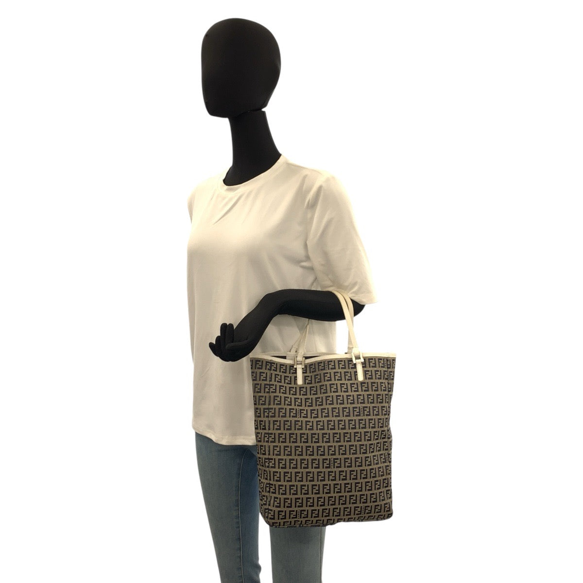 22801
FENDI フェンディ ズッキーノ グレー ホワイト シルバー金具 キャンバス / レザー 8BH006 トートバッグ ハンドバッグ レディース ABP35