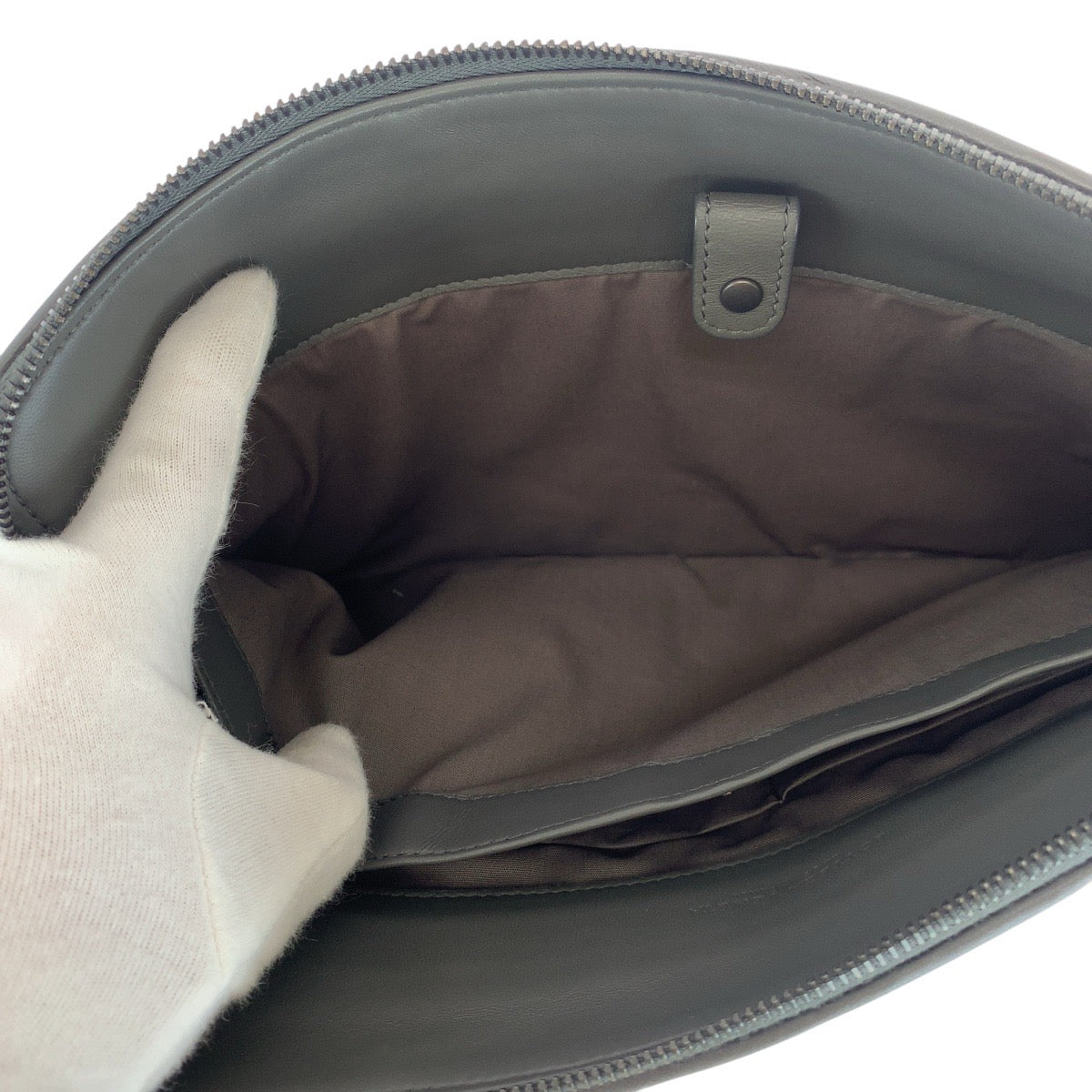 22880
BOTTEGAVENETA ボッテガヴェネタ イントレチャート グレー ガンメタ金具 レザー クラッチバッグ セカンドバッグ メンズ ABP41