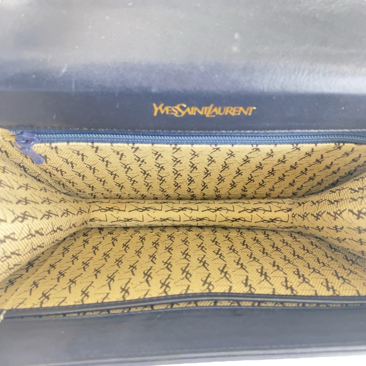 22885
YVES SAINT LAURENT イヴ サンローラン ロゴ型押し ブラック 黒 シルバー金具 レザー ショルダーバッグ 肩掛け レディース AB40