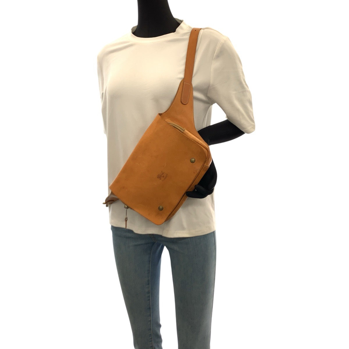 22945
IL BISONTE イルビゾンテ ブラウン キャメル ゴールド金具 レザー ボディバッグ ショルダーバッグ 男女兼用 レディース AB16