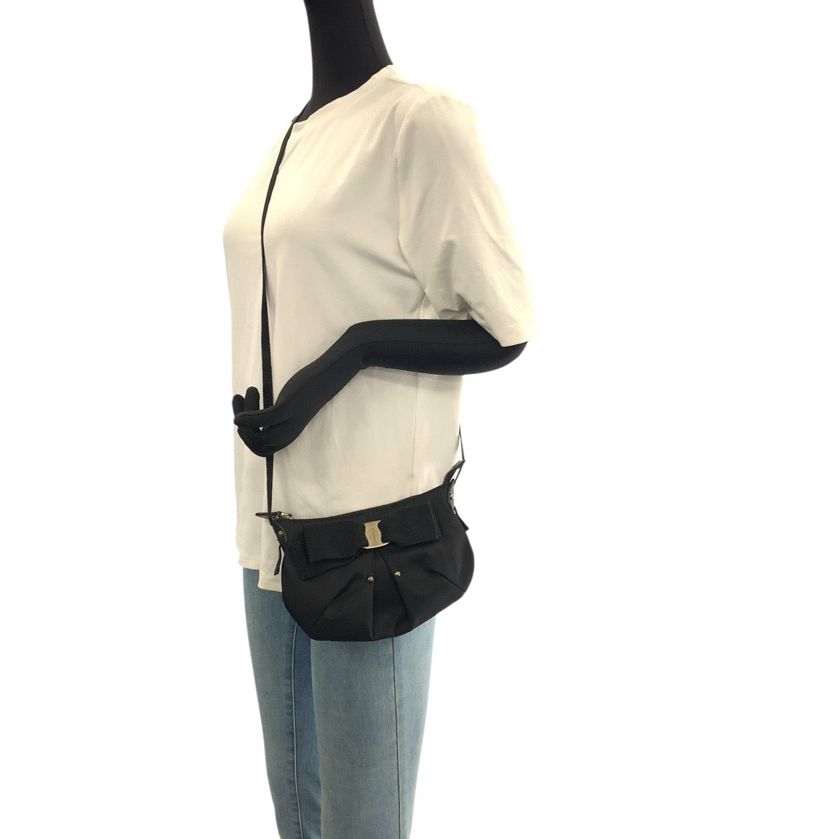 22956
Salvatore Ferragamo サルヴァトーレフェラガモ ヴィンテージ ヴァラリボン ブラック 黒 ナイロン / レザー EZ21 B670 ショルダーバッグ ポシェット レディース A28