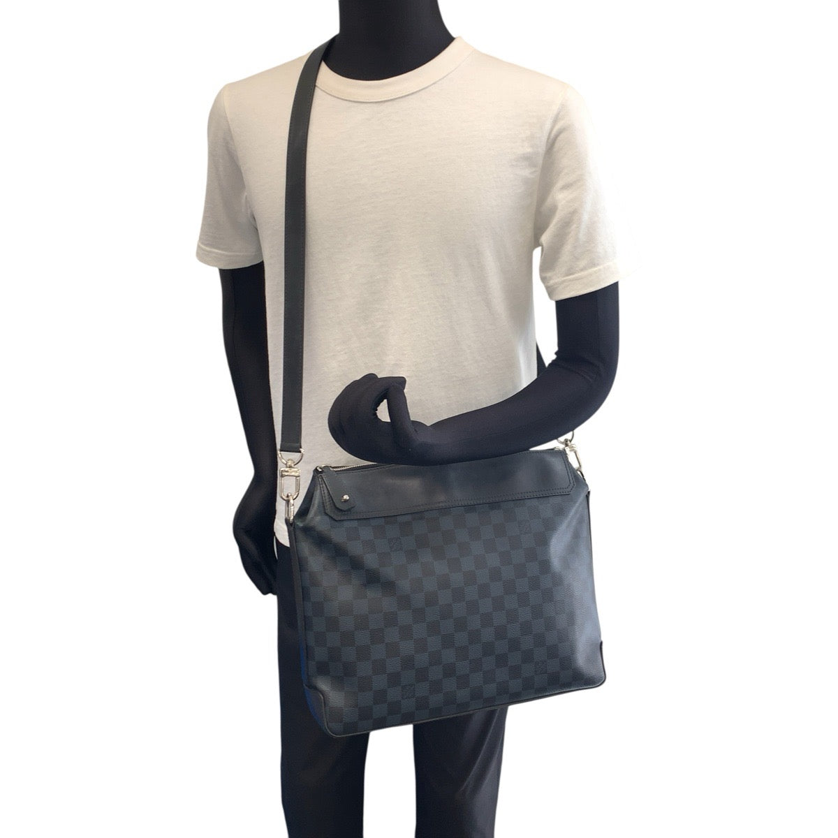 22979
LOUIS VUITTON ルイヴィトン ダミエ コバルト メッセンジャー グリニッジ ブルー ブラック シルバー金具 PVC / レザー N41348 ビジネスバッグ ブリーフケース ショルダーバッグ メンズ AB75