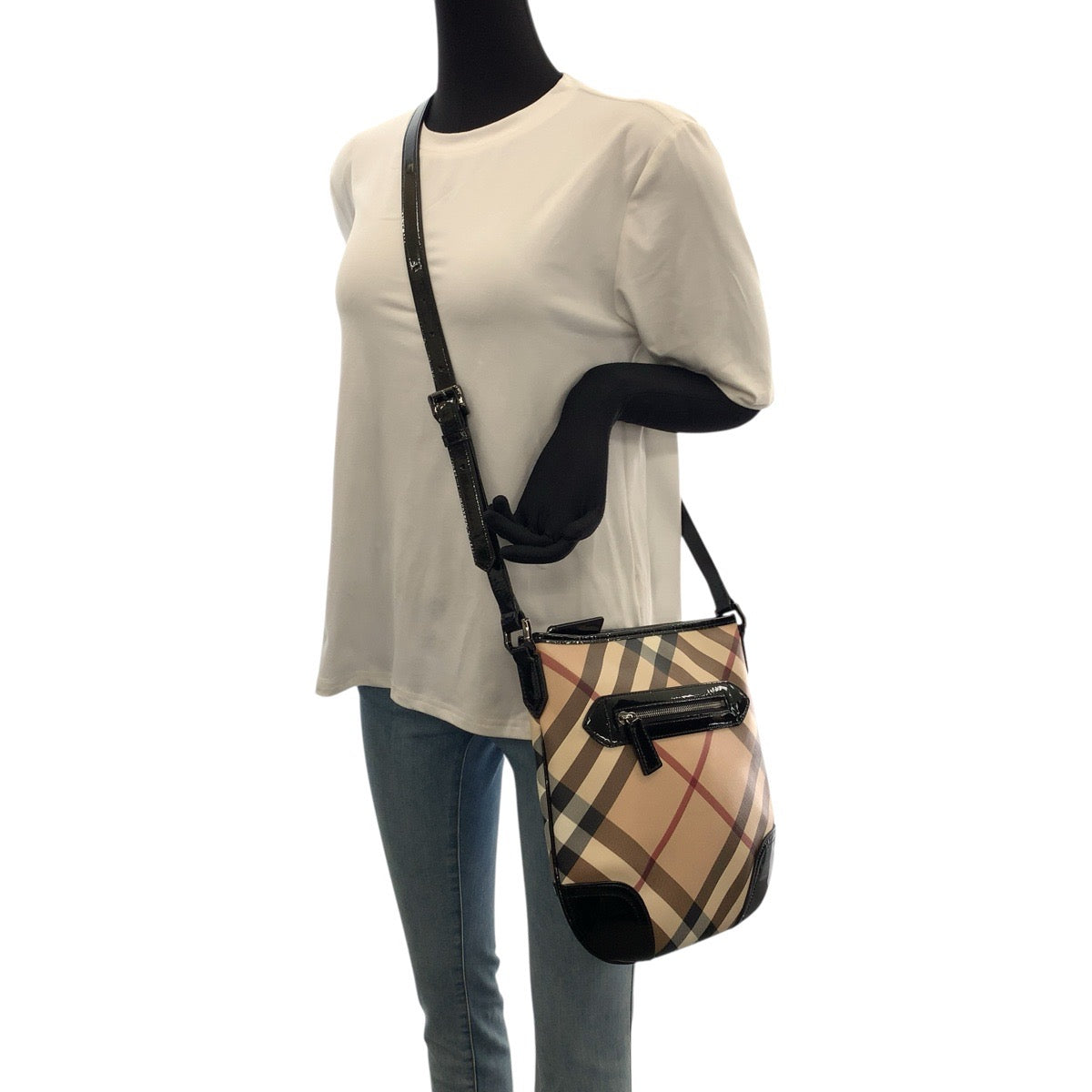 22981
BURBERRY バーバリー チェック柄 ベージュ ブラック ガンメタ金具 PVC / パテントレザー ショルダーバッグ メッセンジャーバッグ レディース AB21