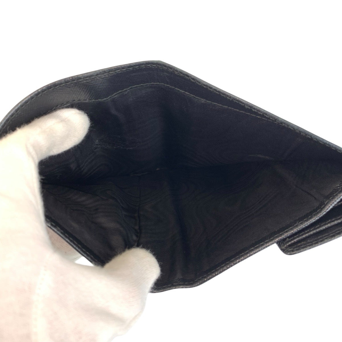 23038
PRADA プラダ サフィアーノ 三角ロゴプレート ブラック 黒 シルバー金具 レザー 折財布 コンパクトウォレット レディース AB8