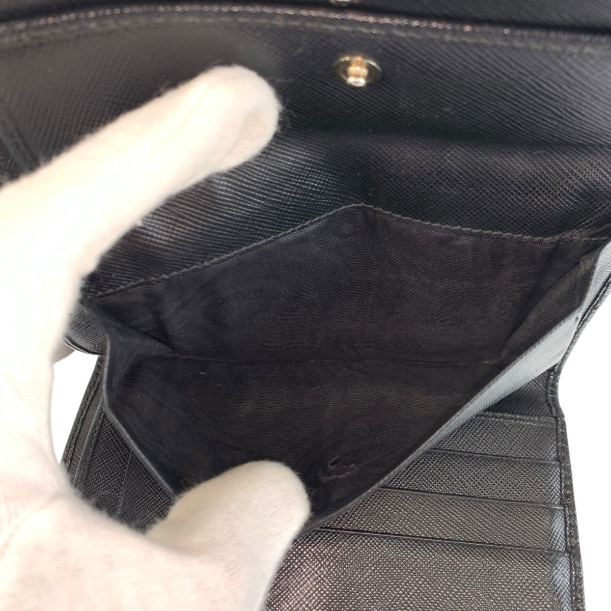 23038
PRADA プラダ サフィアーノ 三角ロゴプレート ブラック 黒 シルバー金具 レザー 折財布 コンパクトウォレット レディース AB8