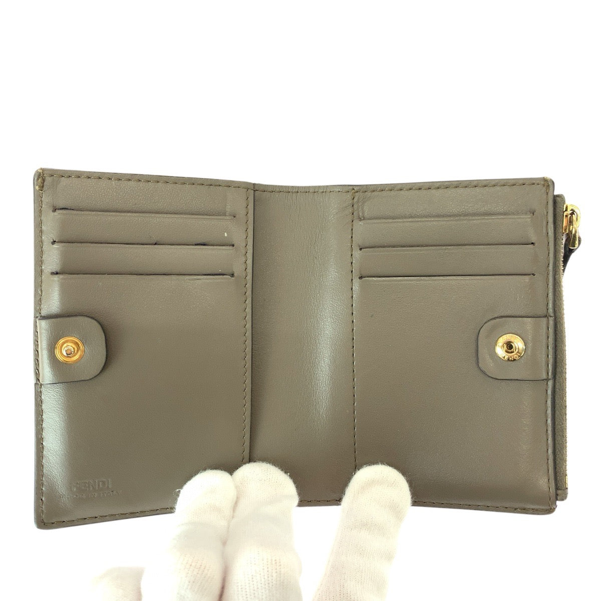 23081
FENDI フェンディ ローマ ベージュ ゴールド金具 レザー 8M0477-AAYZ-2198210 折り財布 コンパクトウォレット レディース ABP35