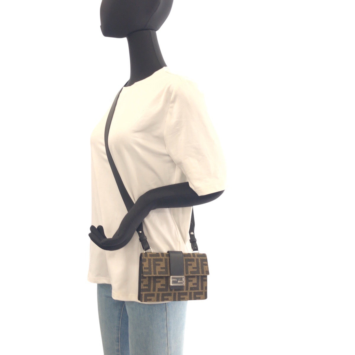 23145
FENDI フェンディ ズッカ バゲット ブラウン ブラックシルバー金具 レザー 7M0295 A9ZL 209-0501 ショルダーバッグ ウエストポーチ レディース S72