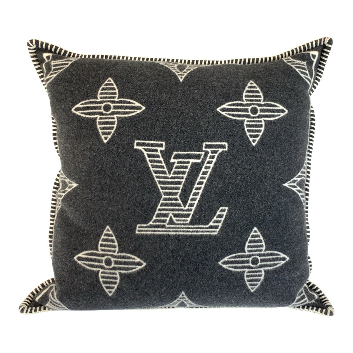 23146
LOUIS VUITTON ルイヴィトン モノグラム シャドウ ブラック 黒 グレー ウール / カシミヤ / ポリエステル M79361 インテリア クッション 男女兼用 レディース A55