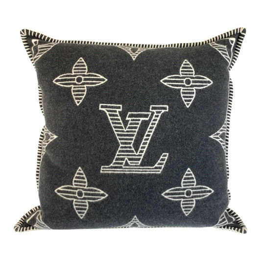 23146
LOUIS VUITTON ルイヴィトン モノグラム シャドウ ブラック 黒 グレー ウール / カシミヤ / ポリエステル M79361 インテリア クッション 男女兼用 レディース A55