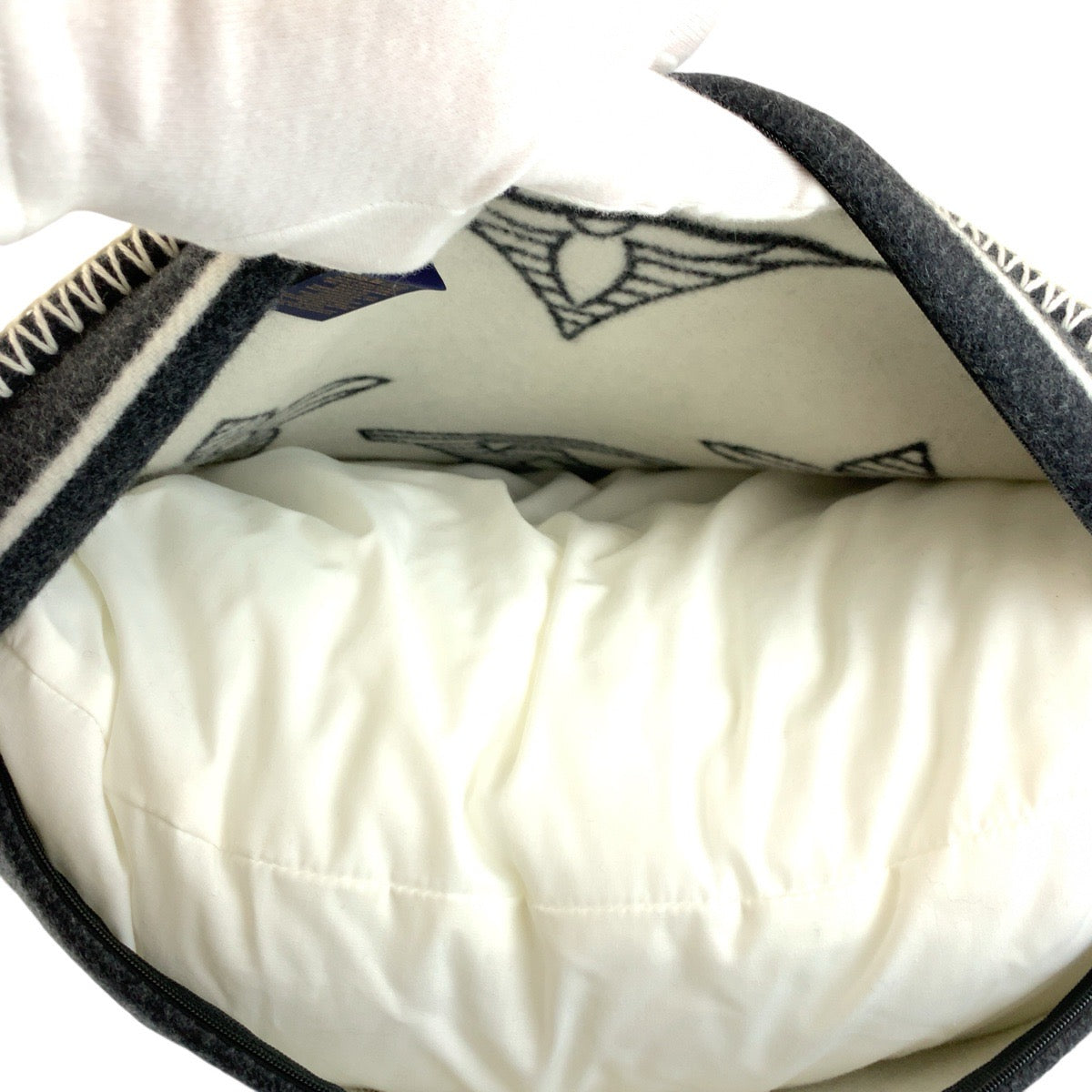 23146
LOUIS VUITTON ルイヴィトン モノグラム シャドウ ブラック 黒 グレー ウール / カシミヤ / ポリエステル M79361 インテリア クッション 男女兼用 レディース A55