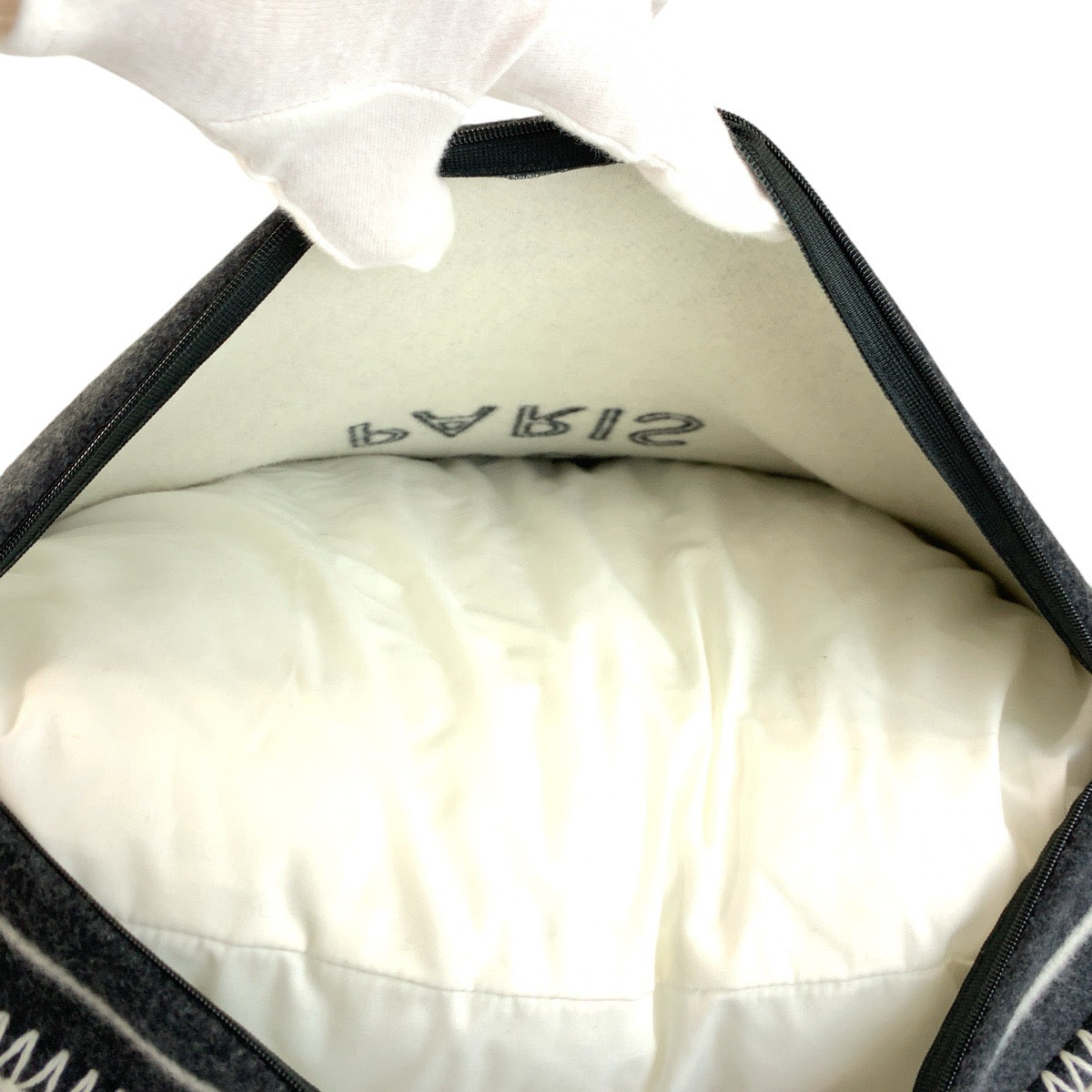 23146
LOUIS VUITTON ルイヴィトン モノグラム シャドウ ブラック 黒 グレー ウール / カシミヤ / ポリエステル M79361 インテリア クッション 男女兼用 レディース A55