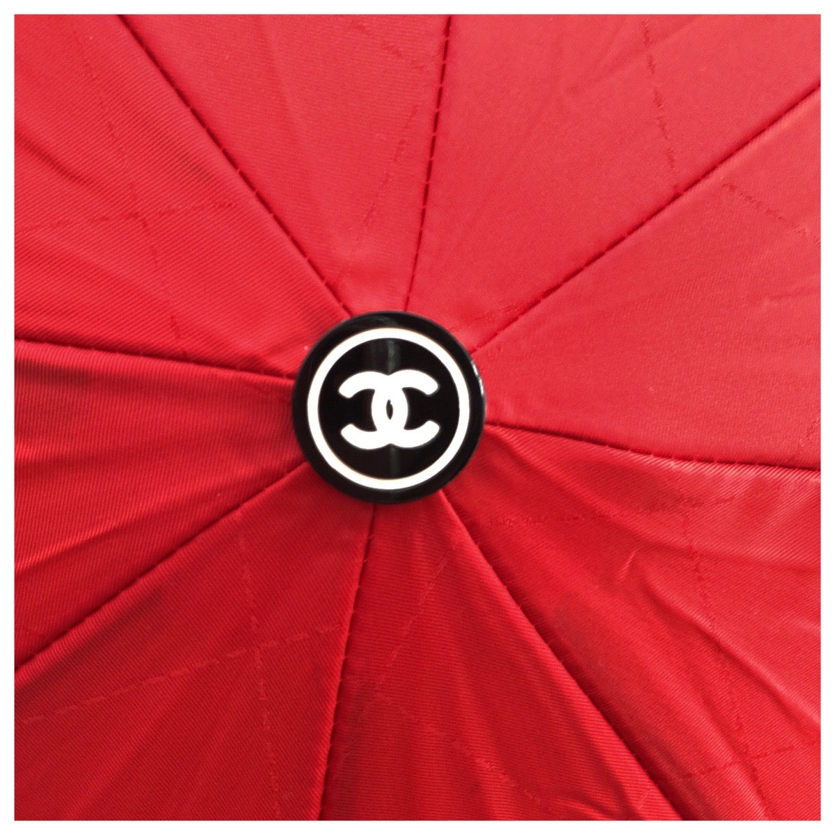 23148
CHANEL シャネル ココマーク マトラッセ レッド シルバー金具 ポリアミド / ポリエステル 傘 折りたたみ傘 晴雨兼用 レディース A58