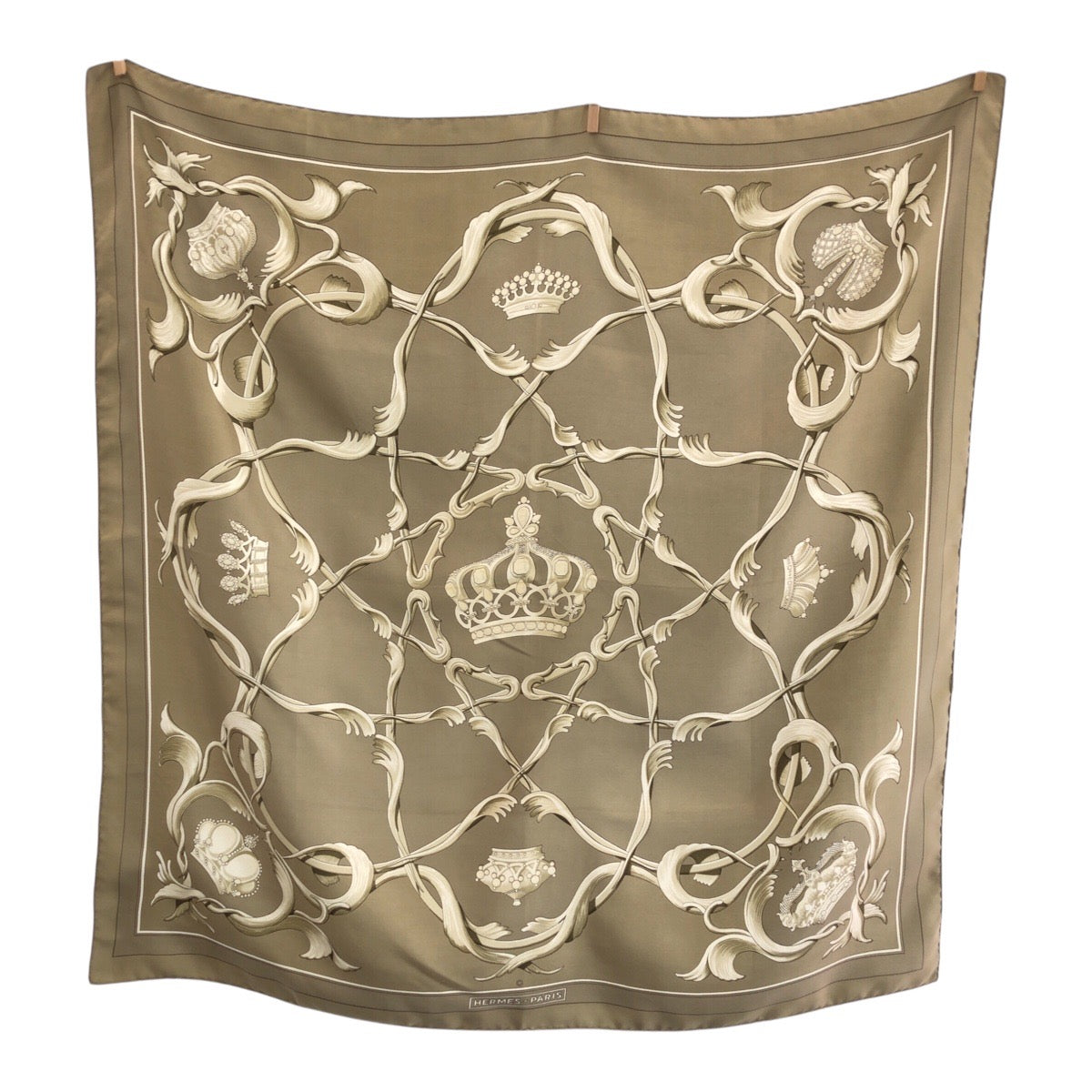 23187
HERMES エルメス カレ90 クラウン柄 ベージュ エトゥープ カーキ シルク スカーフ レディース ABP23