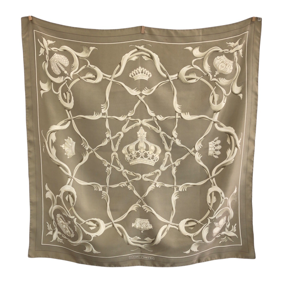 23187
HERMES エルメス カレ90 クラウン柄 ベージュ エトゥープ カーキ シルク スカーフ レディース ABP23