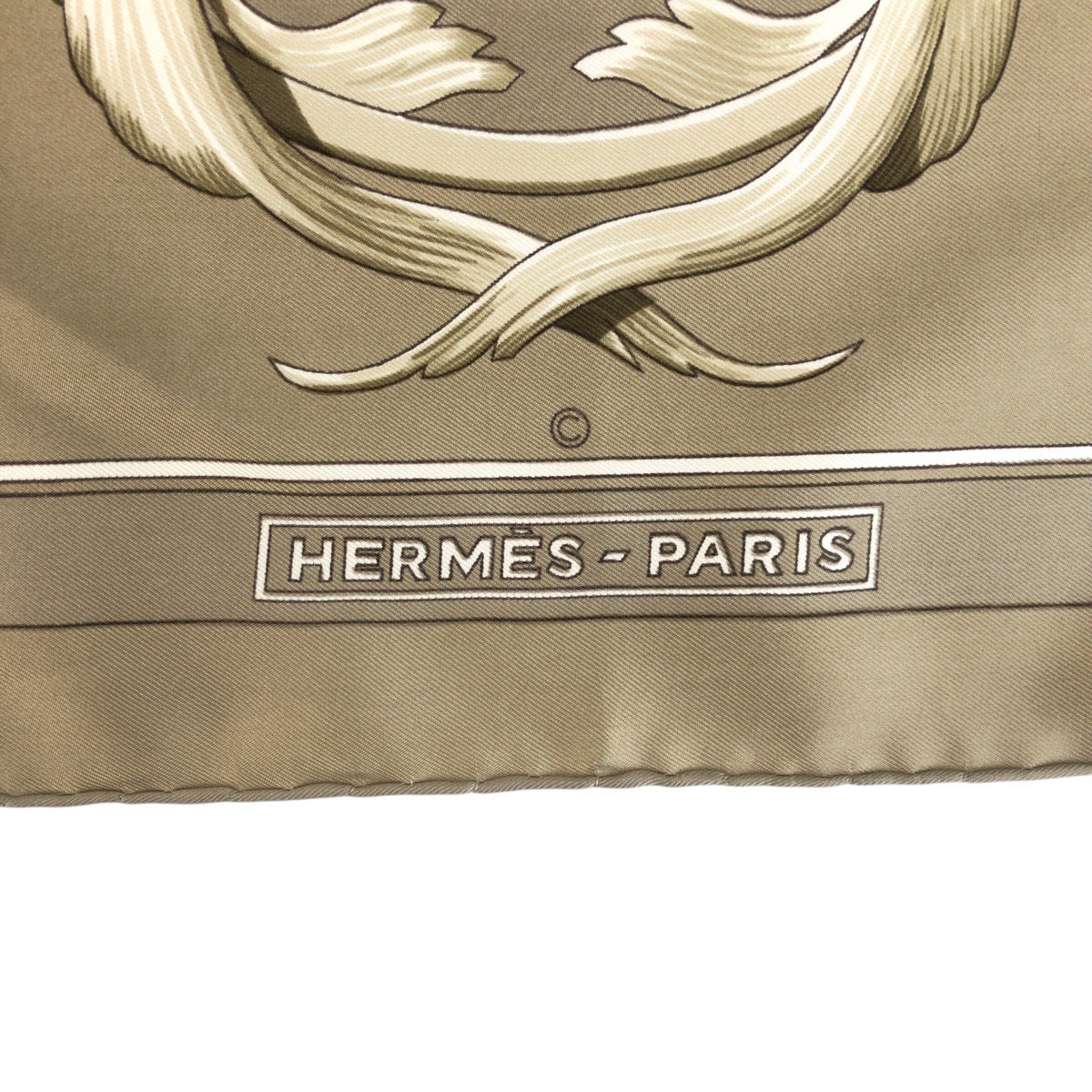 23187
HERMES エルメス カレ90 クラウン柄 ベージュ エトゥープ カーキ シルク スカーフ レディース ABP23