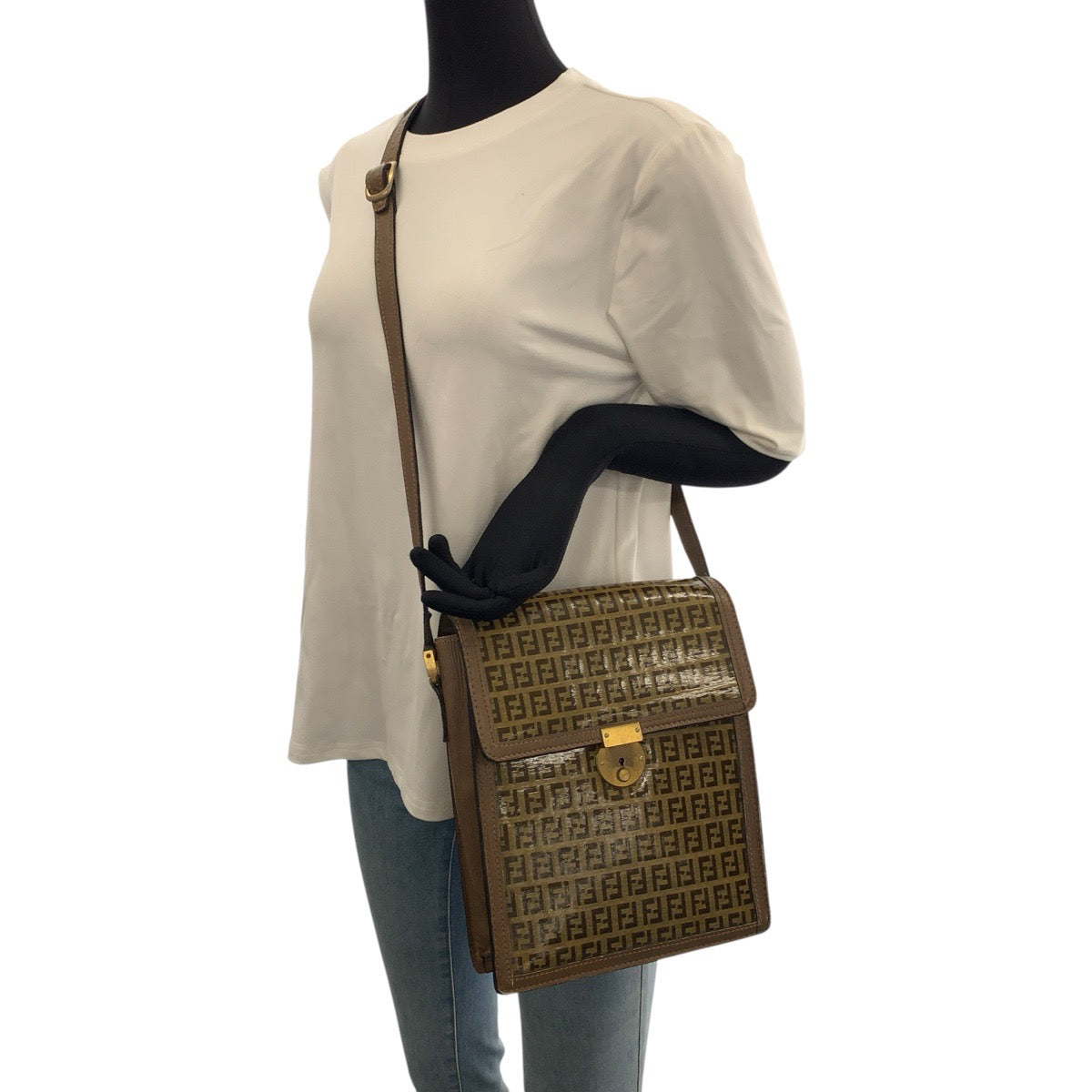 23307
FENDI フェンディ ヴィンテージ ズッカ ブラウン ゴールド金具 PVC / レザー ショルダーバッグ メッセンジャーバッグ レディース AB28
