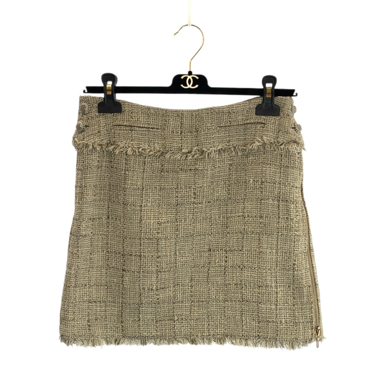 23352
CHANEL シャネル ツイード ココマークハンガー付き サイズ34 ベージュ ゴールド金具 コットン / シルク P38115 スカート レディース A38