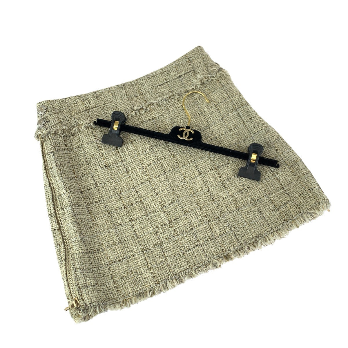 23352
CHANEL シャネル ツイード ココマークハンガー付き サイズ34 ベージュ ゴールド金具 コットン / シルク P38115 スカート レディース A38