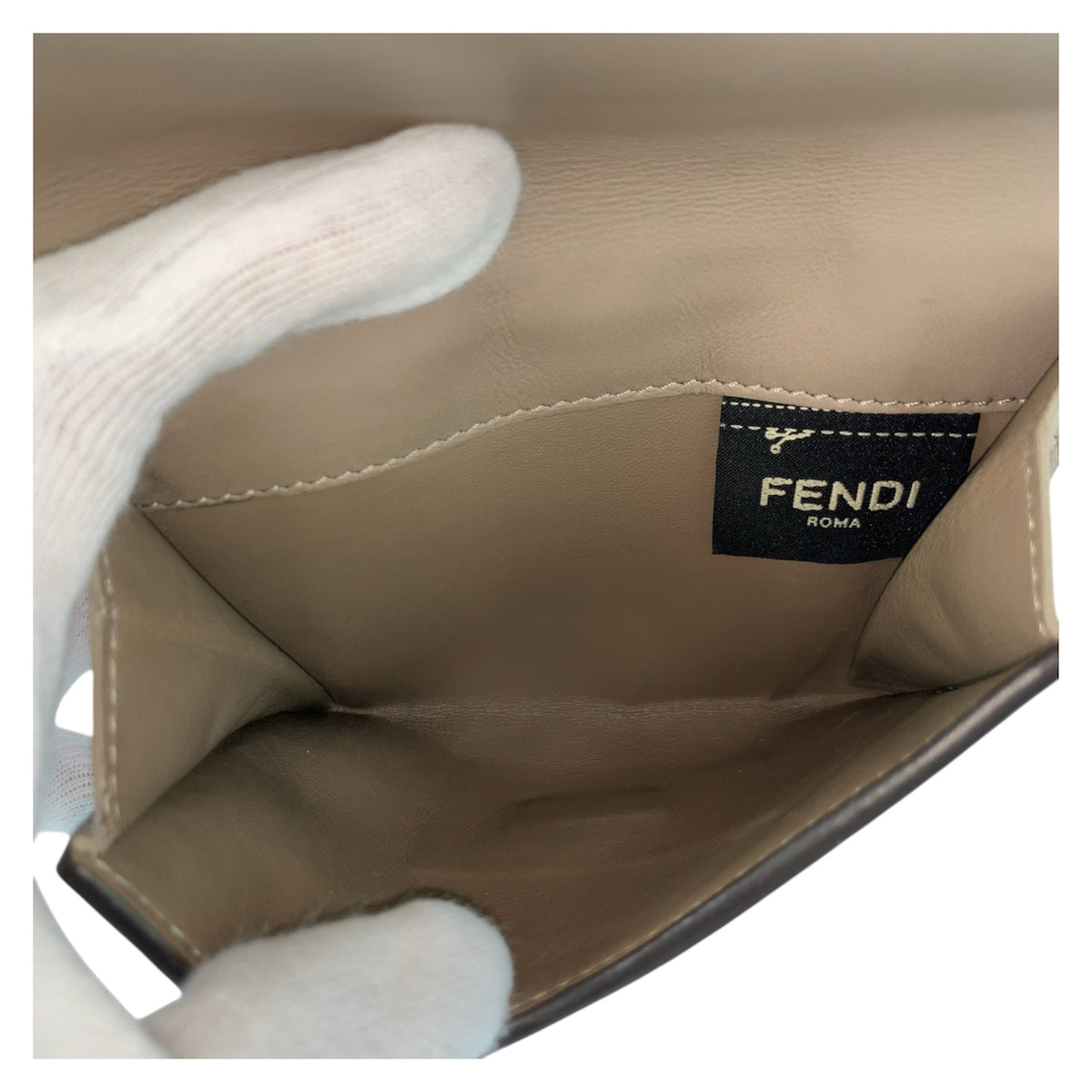 23374
FENDI フェンディ セレリア ピーカブー ベージュ シルバー金具 レザー 8M0438 折財布 コンパクトウォレット レディース ABP21