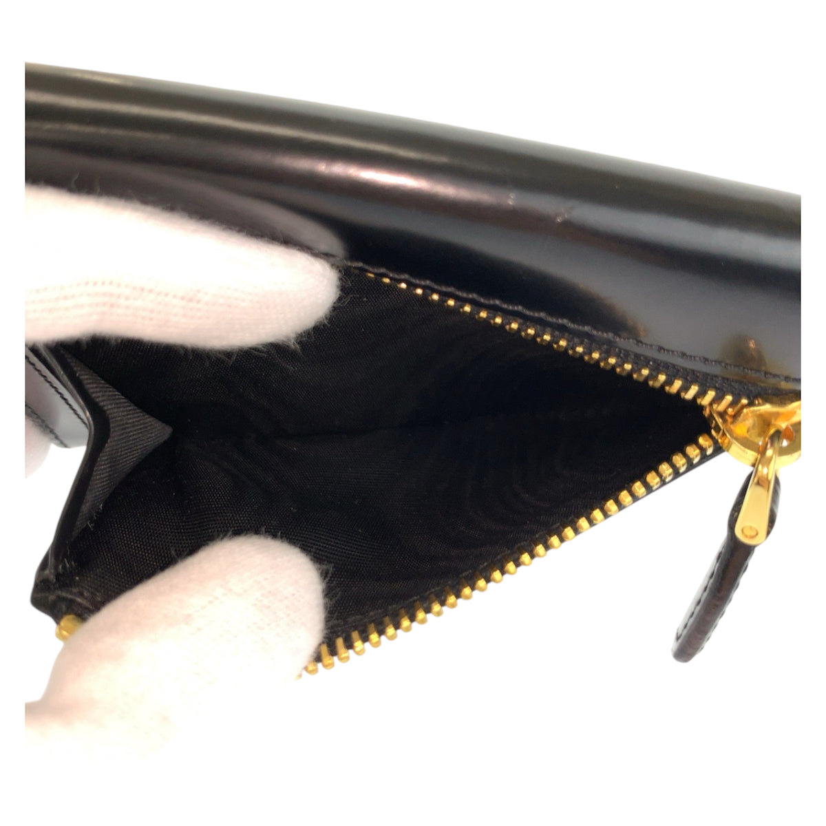 23430
PRADA プラダ ブラック 黒 ゴールド金具 パテントレザー 折財布 コンパクトウォレット レディース ABP35