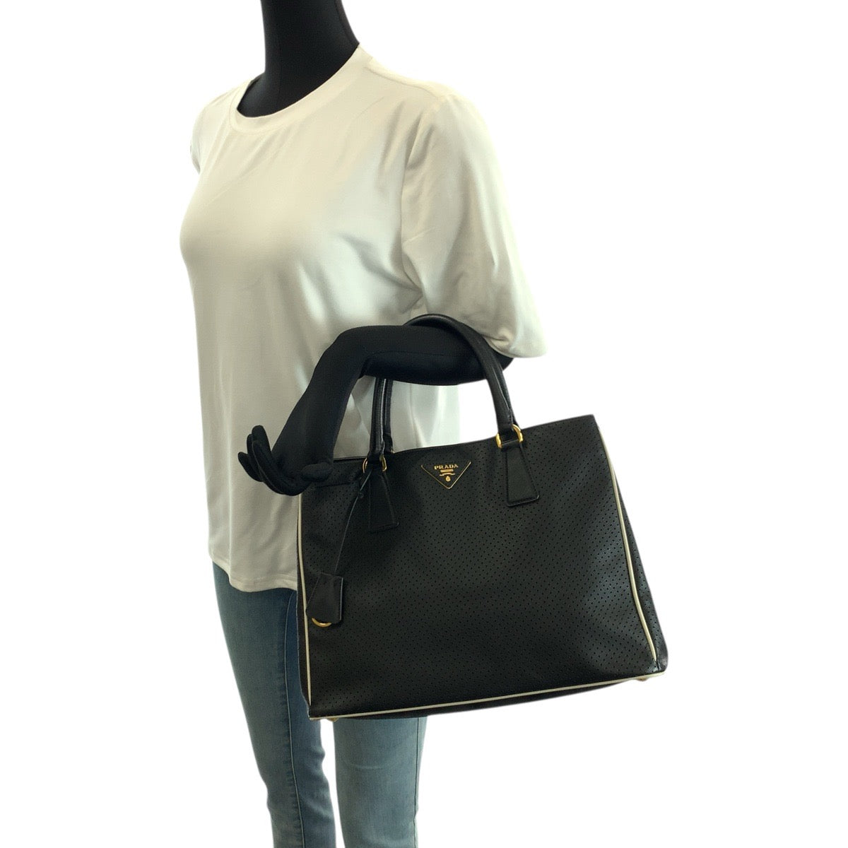 23521
PRADA プラダ サフィアーノ パンチング 三角ロゴプレート ブラック 黒 ゴールド金具 レザー トートバッグ ハンドバッグ レディース AB56