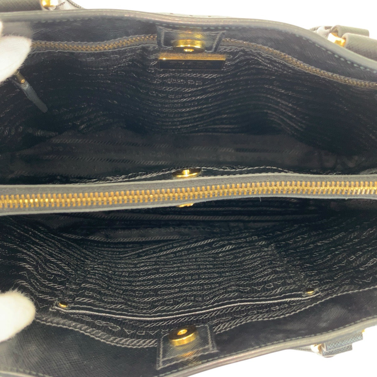 23521
PRADA プラダ サフィアーノ パンチング 三角ロゴプレート ブラック 黒 ゴールド金具 レザー トートバッグ ハンドバッグ レディース AB56
